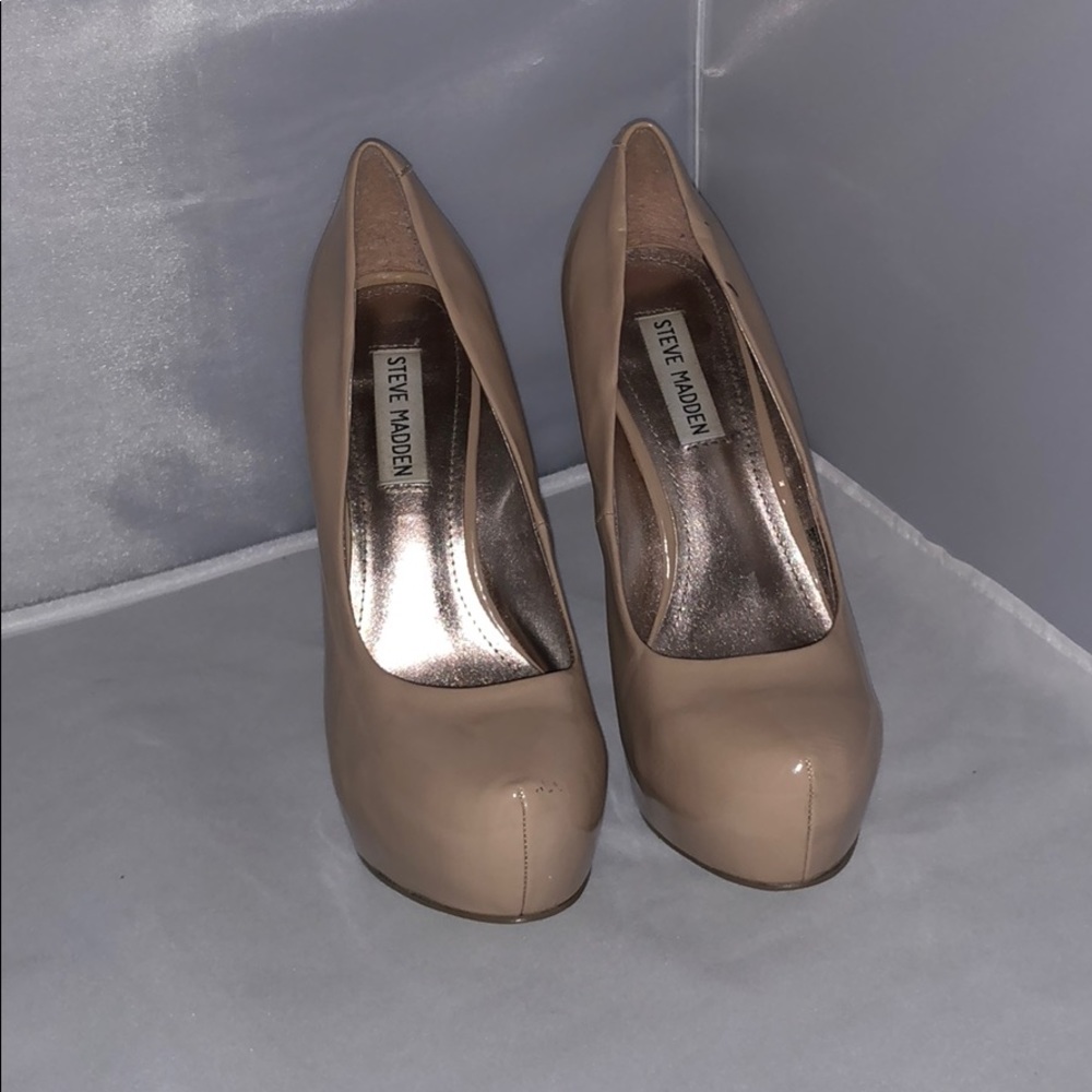BCBG platform heel